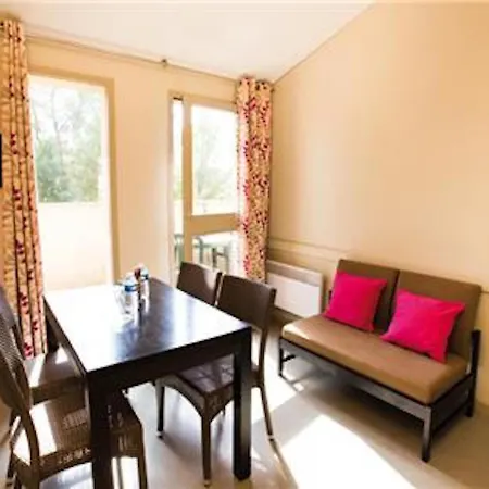 Relaxing Chateau Laval- 3-room Essential 5 People 그뢰오레방
